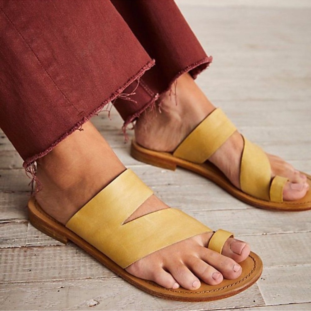 Free People Abilene Toe Loop Leather Sandals in Tan, Size 9